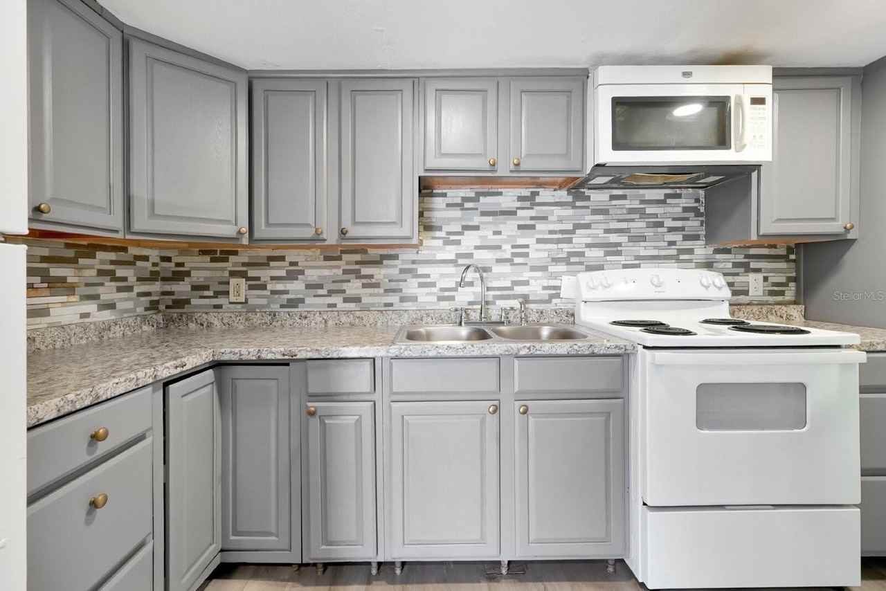 915 W Oak Ridge Rd #B - Photo 7 of 29