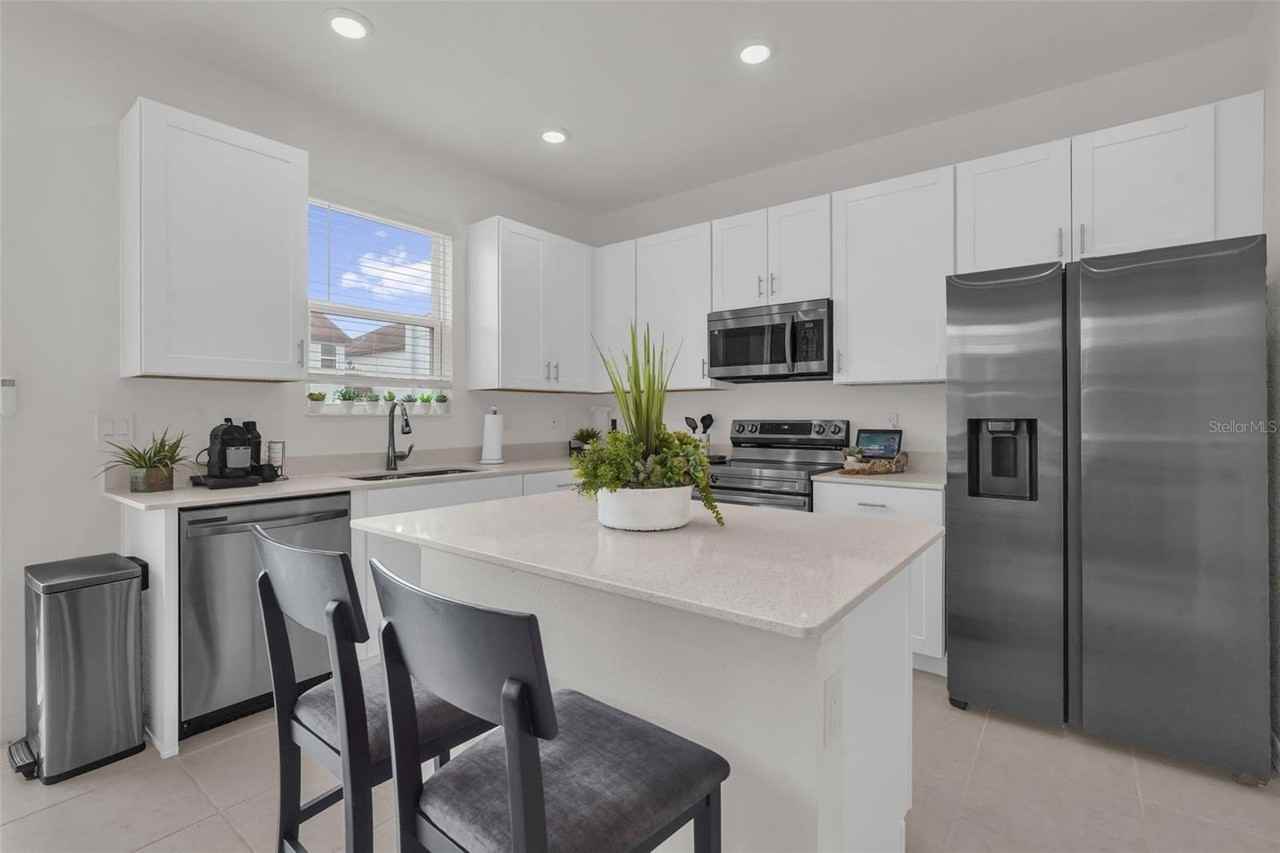 1297 Stockwell Ave - Photo 6 of 39