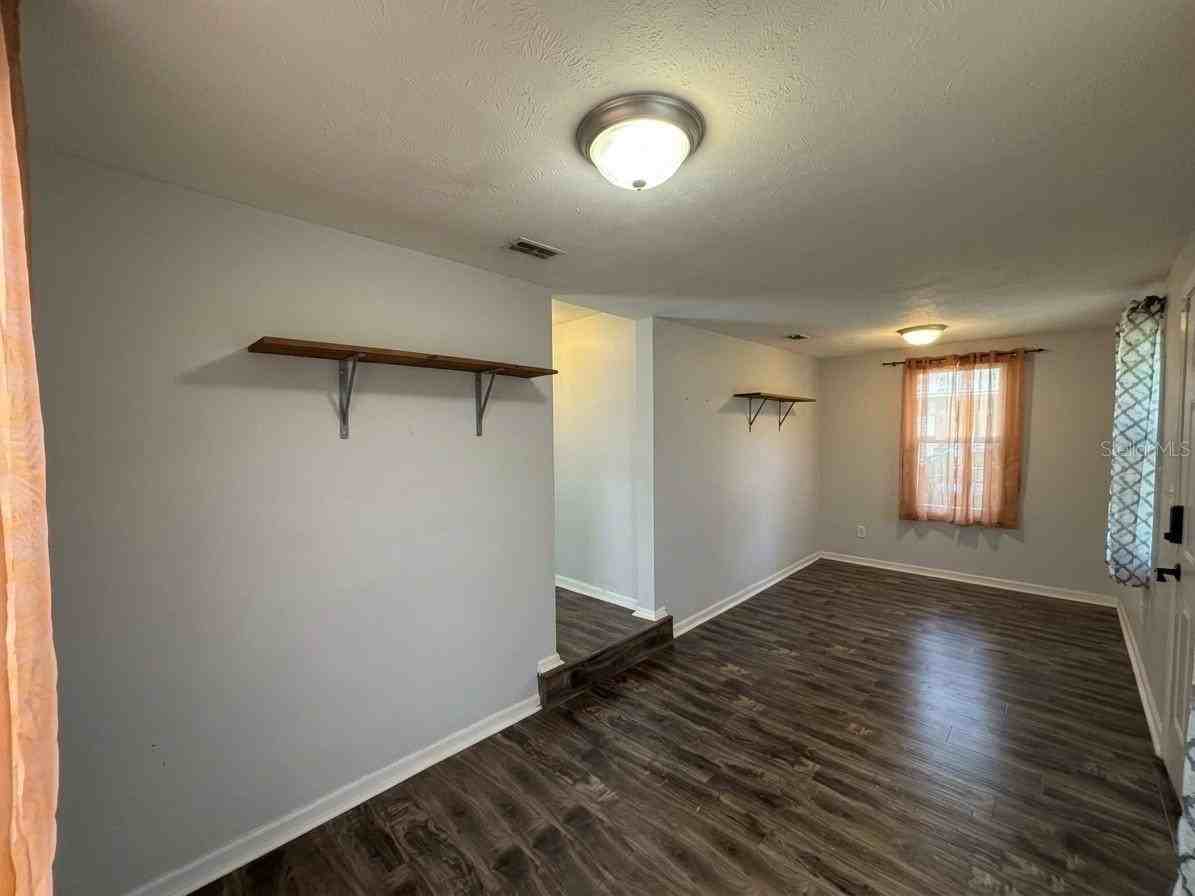 2505 Golfview St - Photo 4 of 20