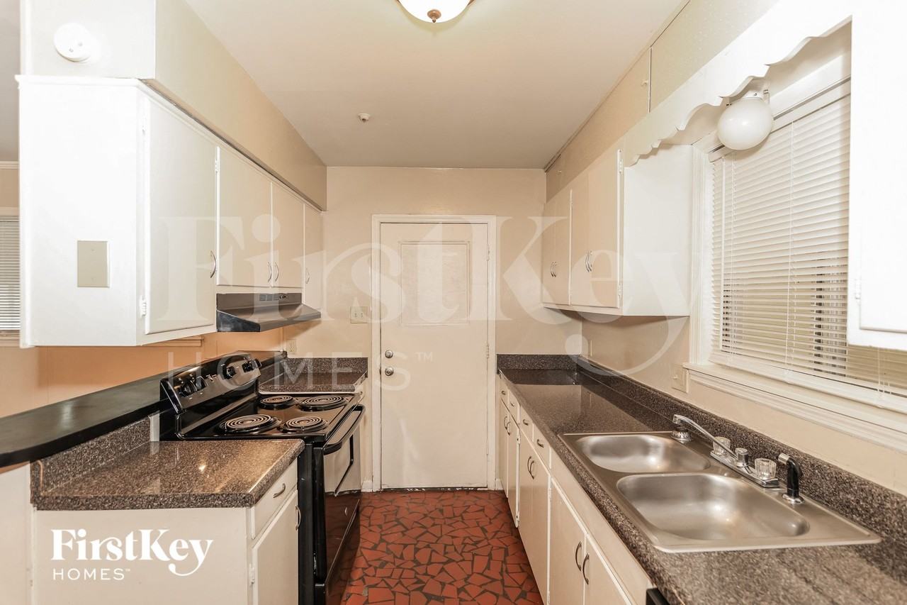 4415 Jamaica Ave - Photo 6 of 16