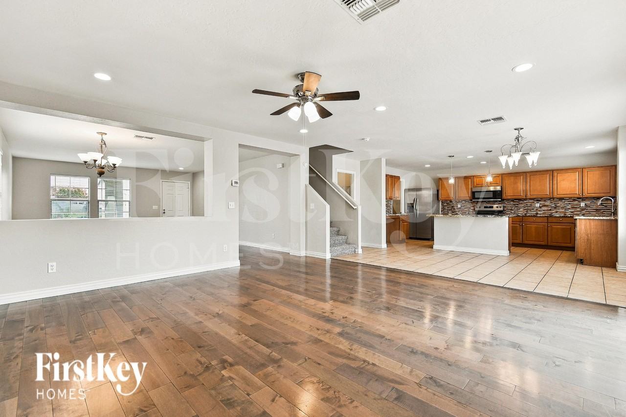 3006 W Pollack St - Photo 5 of 16
