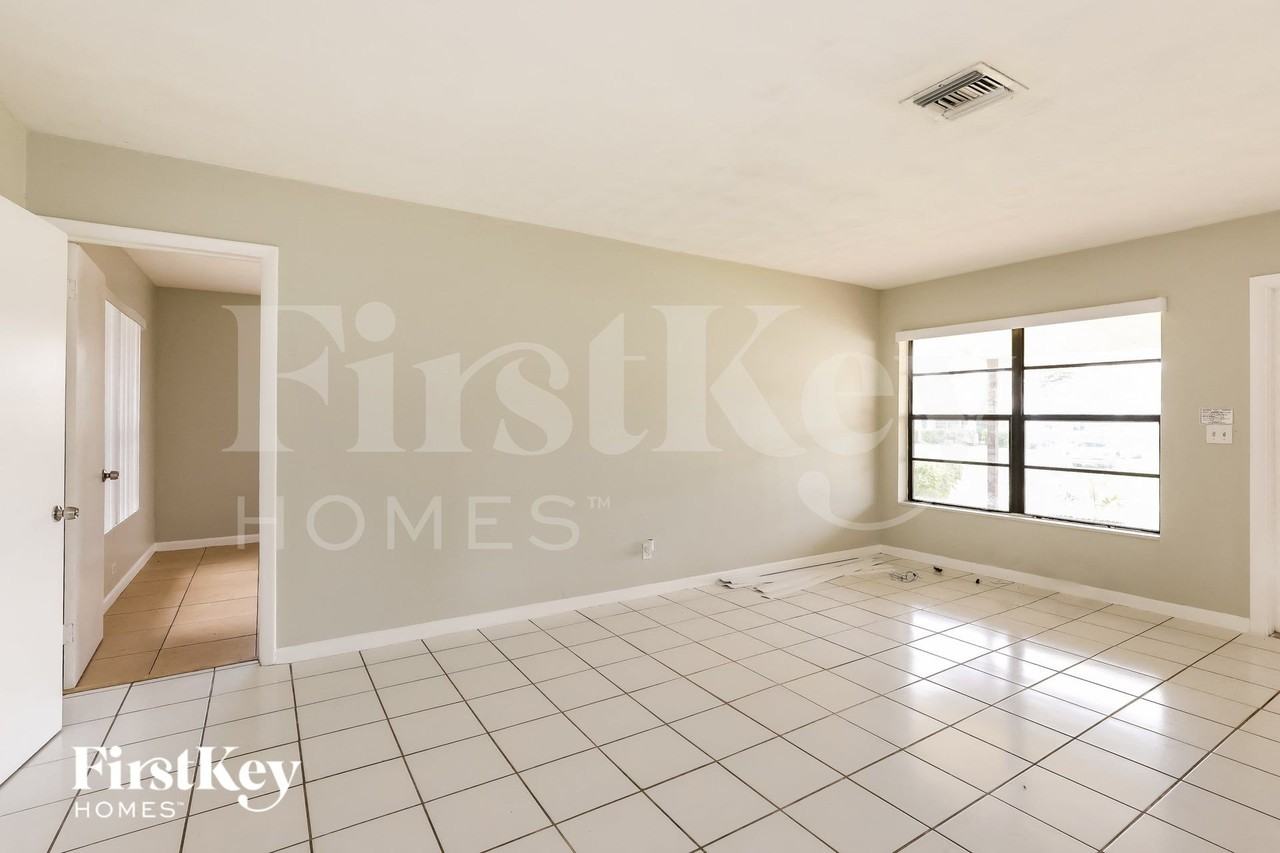 2840 Swcourt - Photo 2 of 16