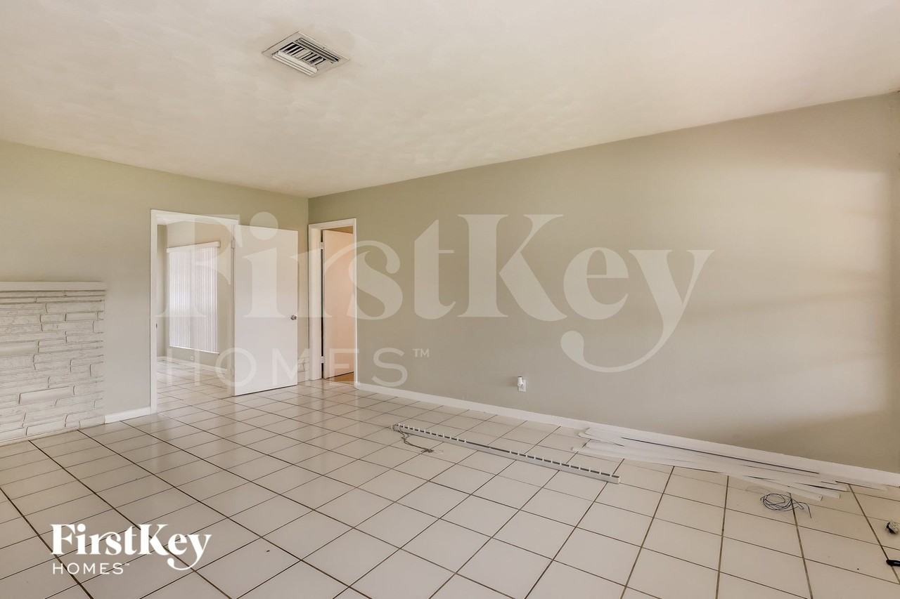 2840 Swcourt - Photo 4 of 16