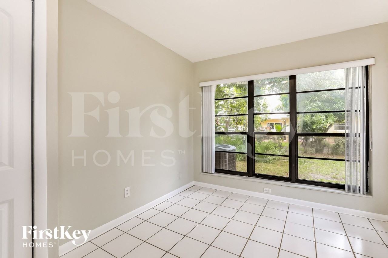 2840 Swcourt - Photo 5 of 16