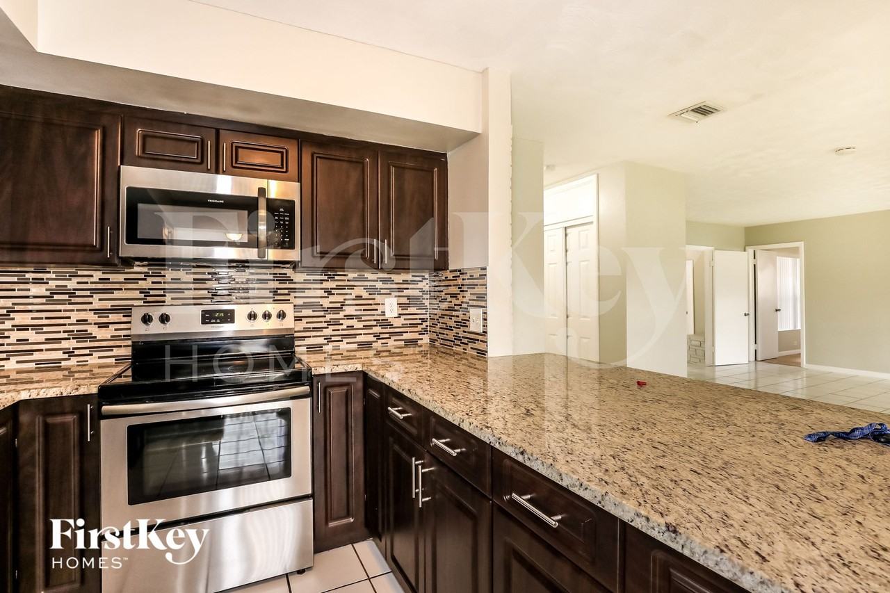 2840 Swcourt - Photo 6 of 16