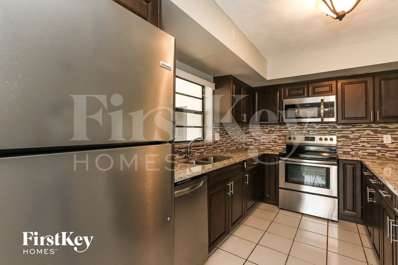 2840 Swcourt - Photo 7 of 16