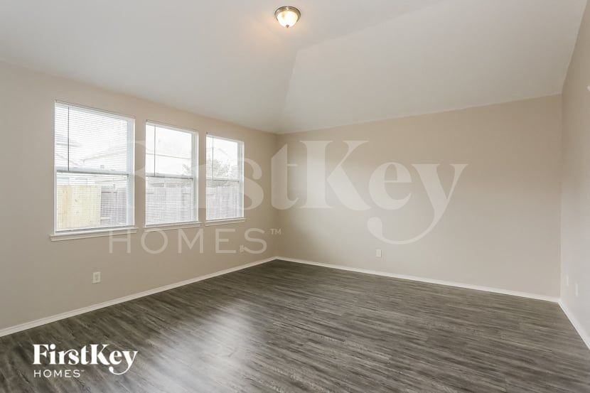 19510 Otter Trail Ct - Photo 3 of 16