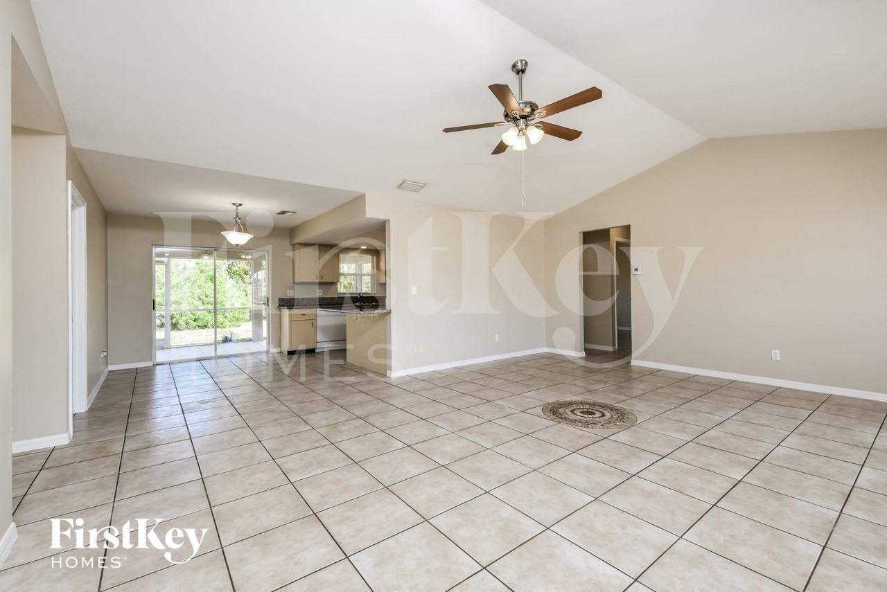 121 Kamal Pkwy - Photo 4 of 15