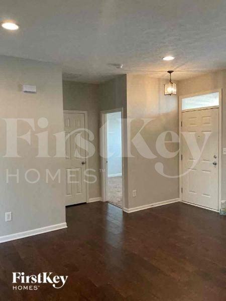 1114 Newgate Cir - Photo 2 of 11