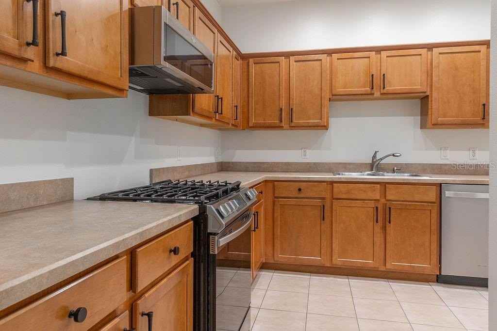 808 Carlyle Ln - Photo 6 of 16