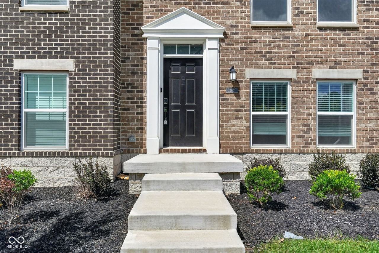13823 Gatsby Dr - Photo 3 of 43