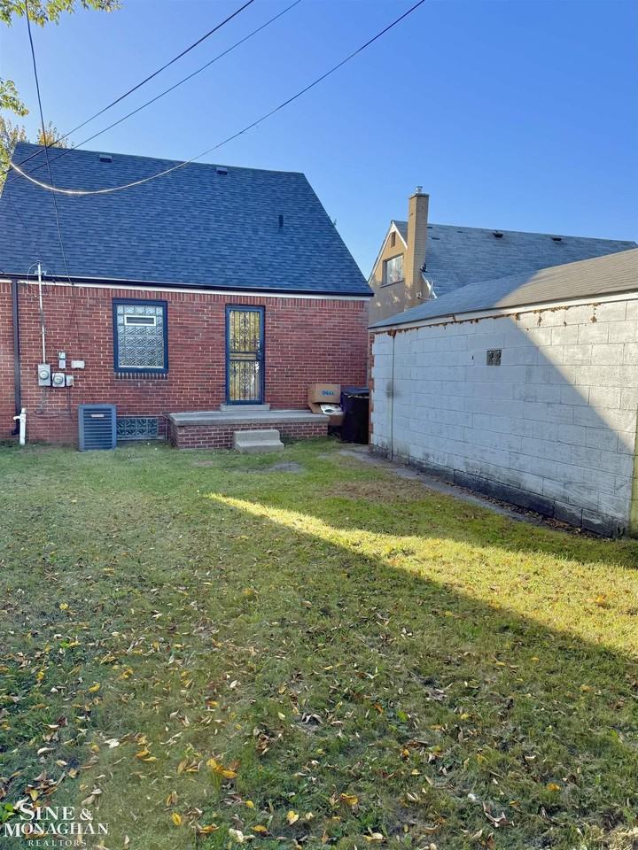 18492 Stansbury St - Photo 4 of 24