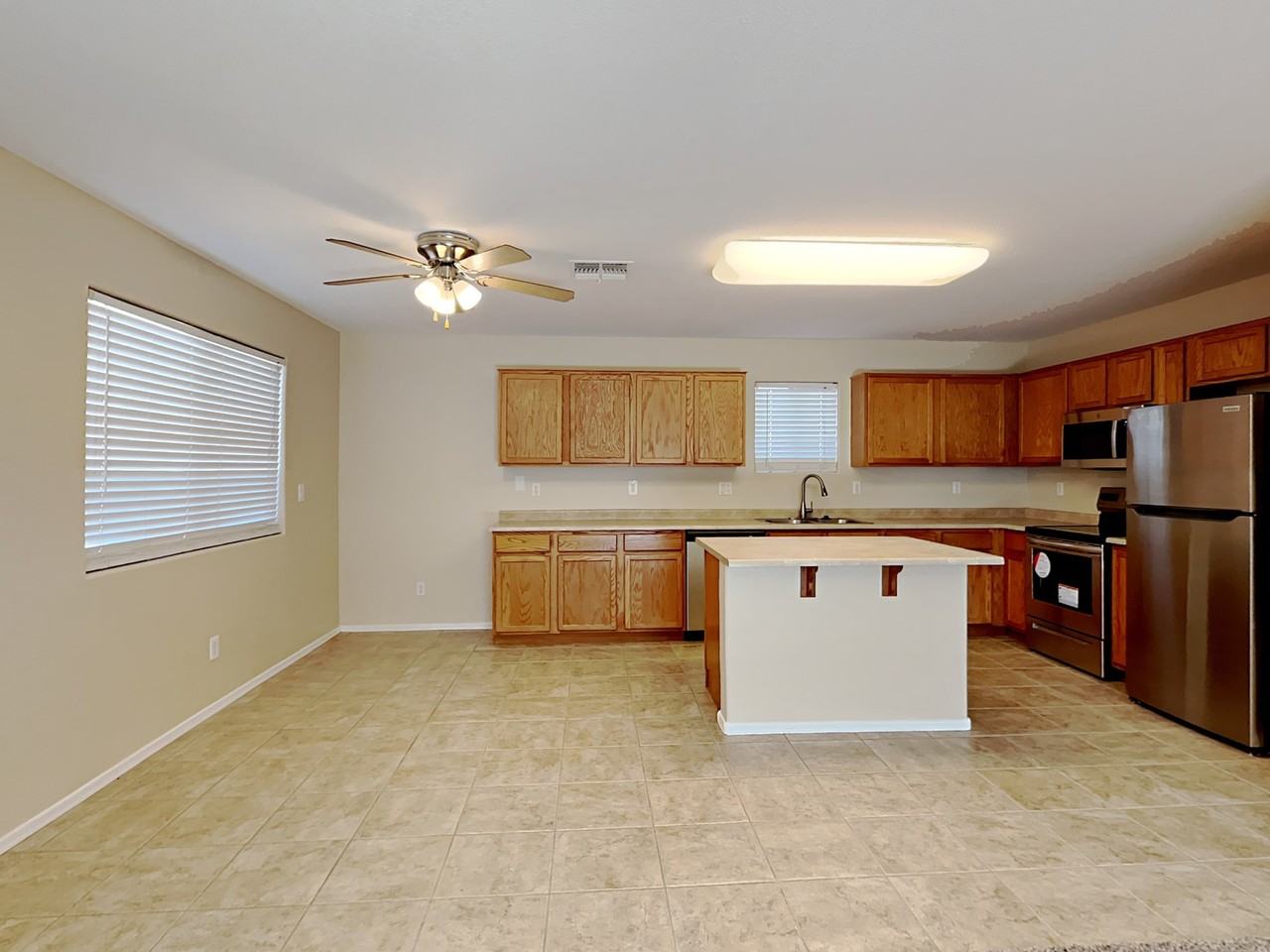17472 W Watson Ln - Photo 4 of 16