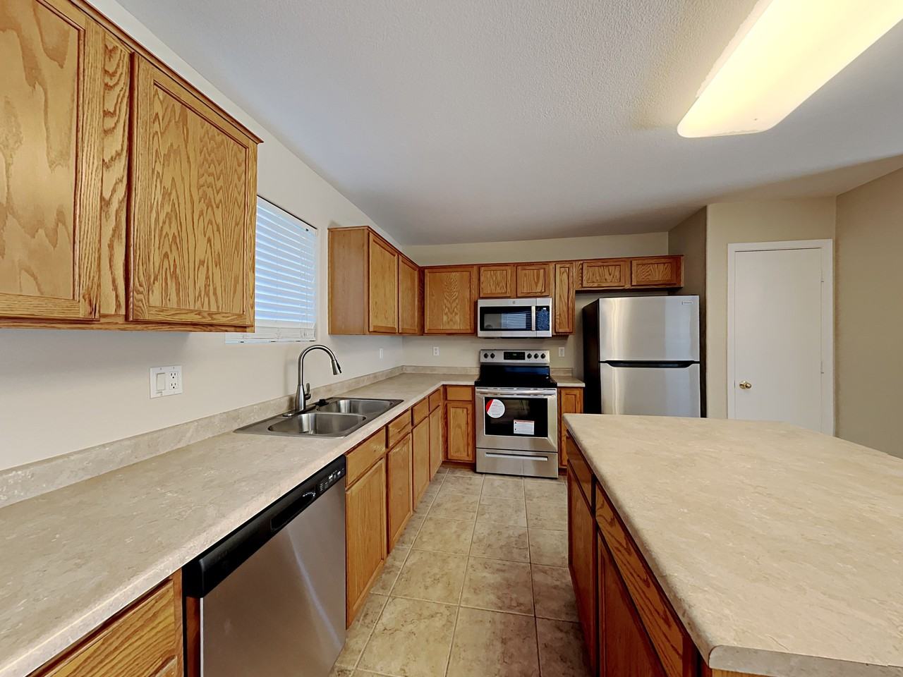 17472 W Watson Ln - Photo 6 of 16