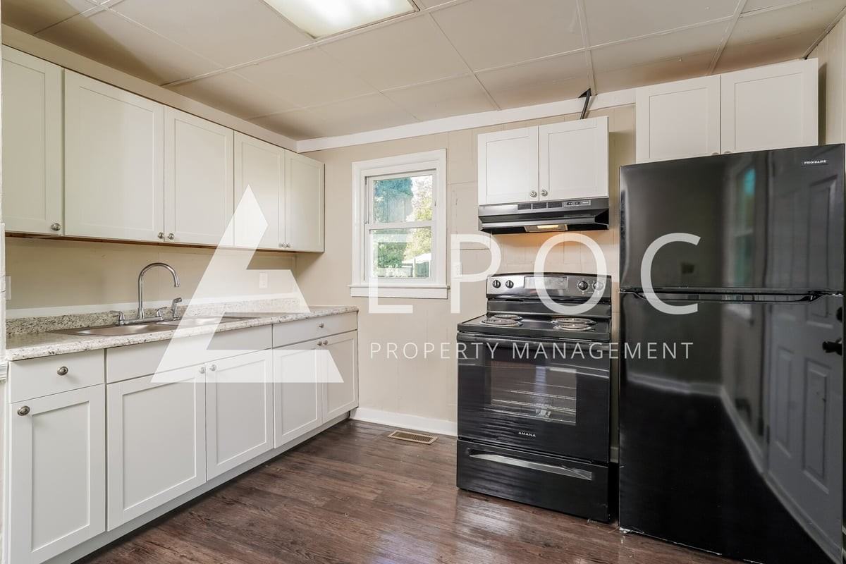 1039 Louise Rd - Photo 2 of 15