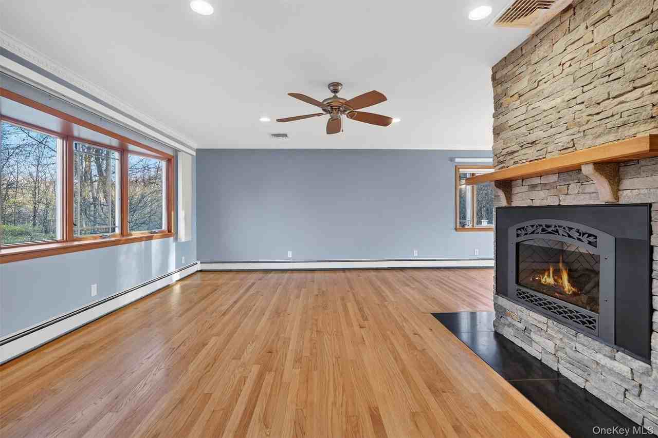 350 Spring St - Photo 6 of 50