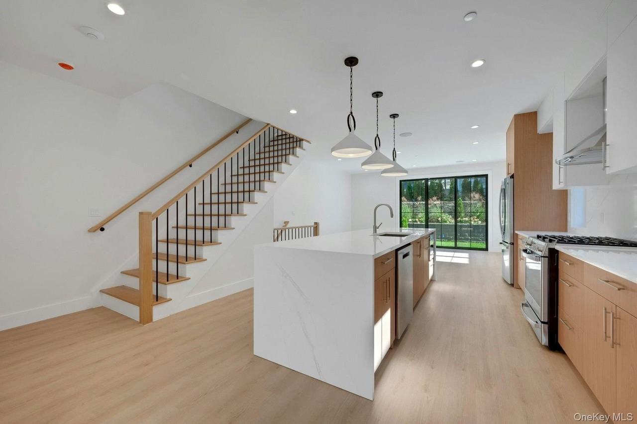 210 Underhill Ave - Photo 7 of 46