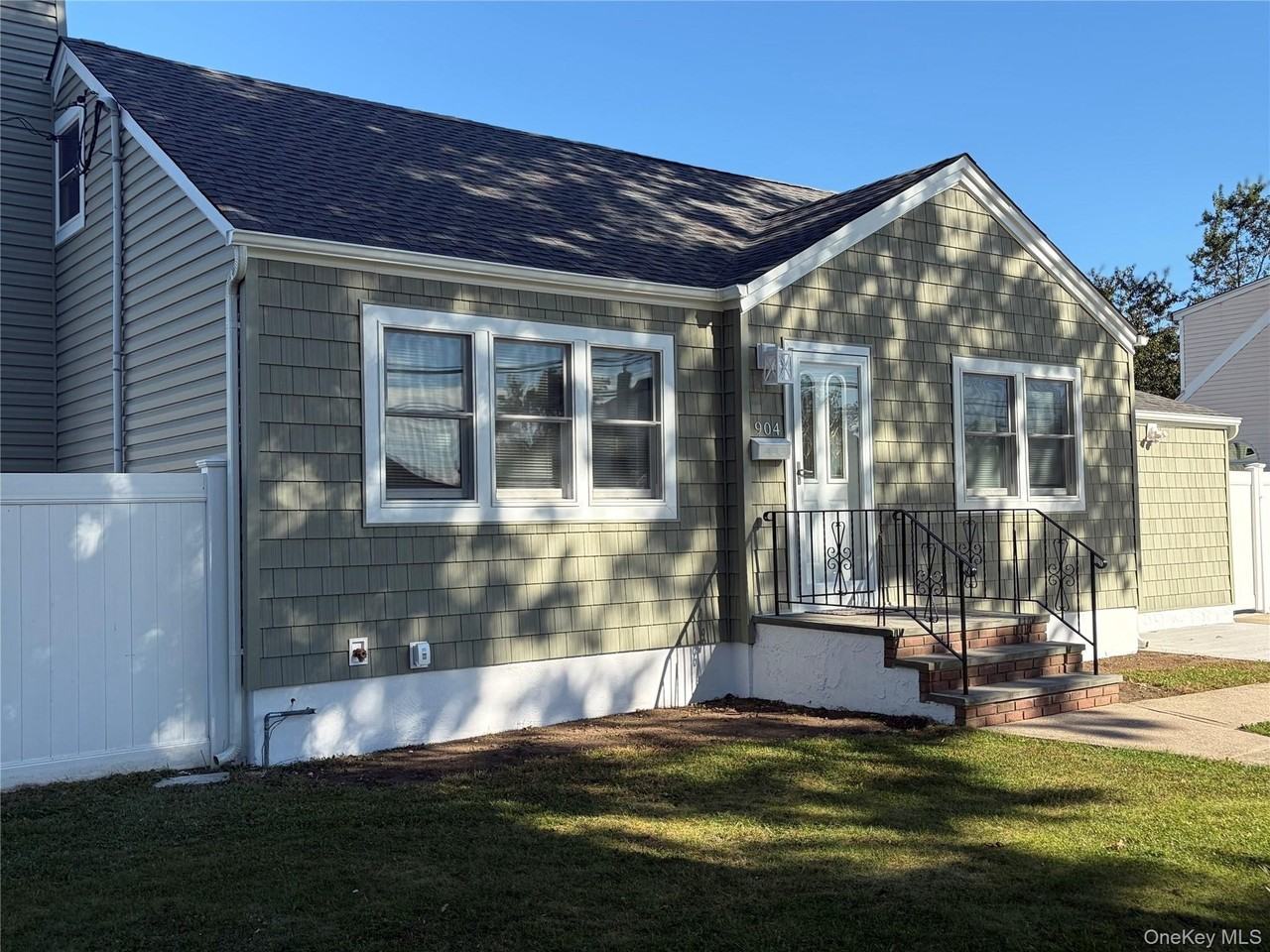 904 11th St - Photo 2 of 22