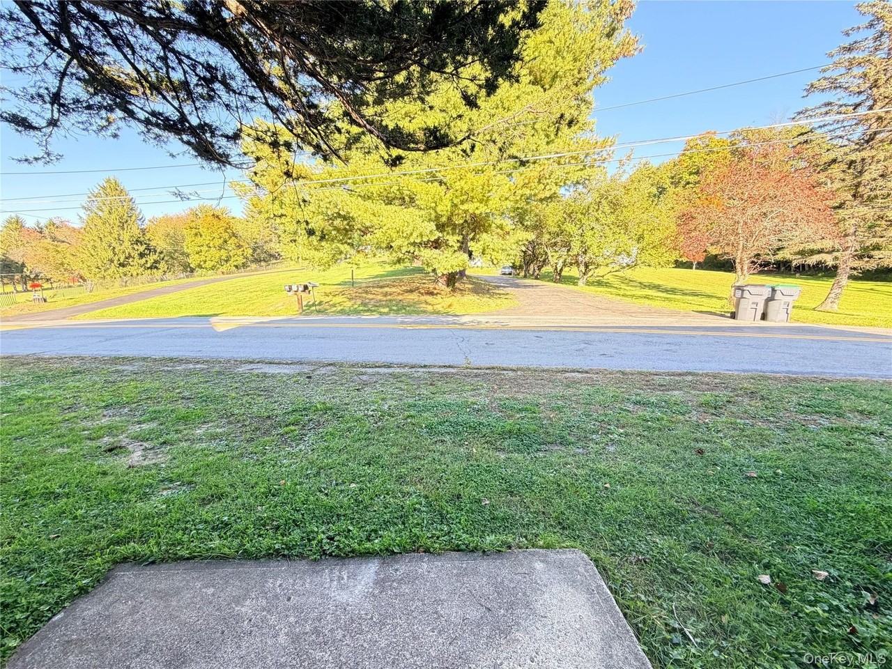 33 Howells Tpke - Photo 3 of 18