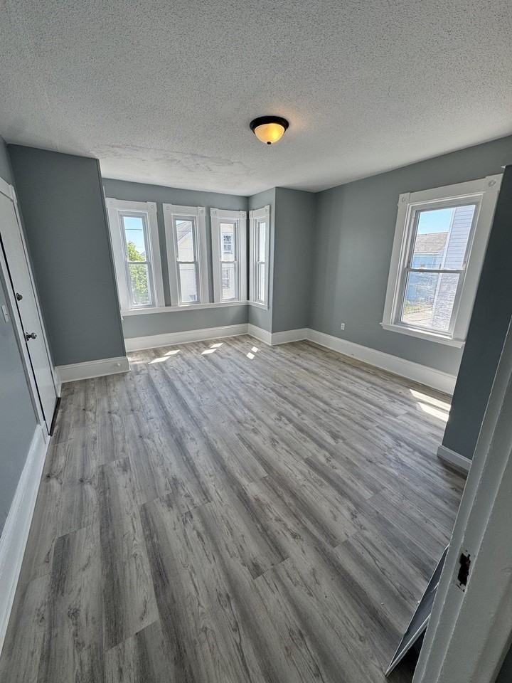 1461 Pleasant St #2 - Photo 4 of 4