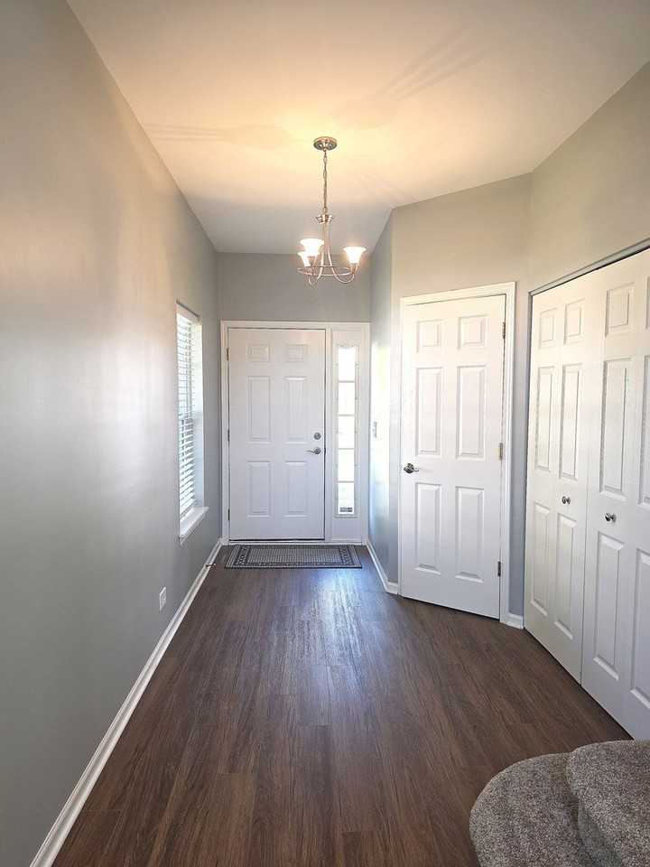 2202 Claremont Ln - Photo 4 of 28