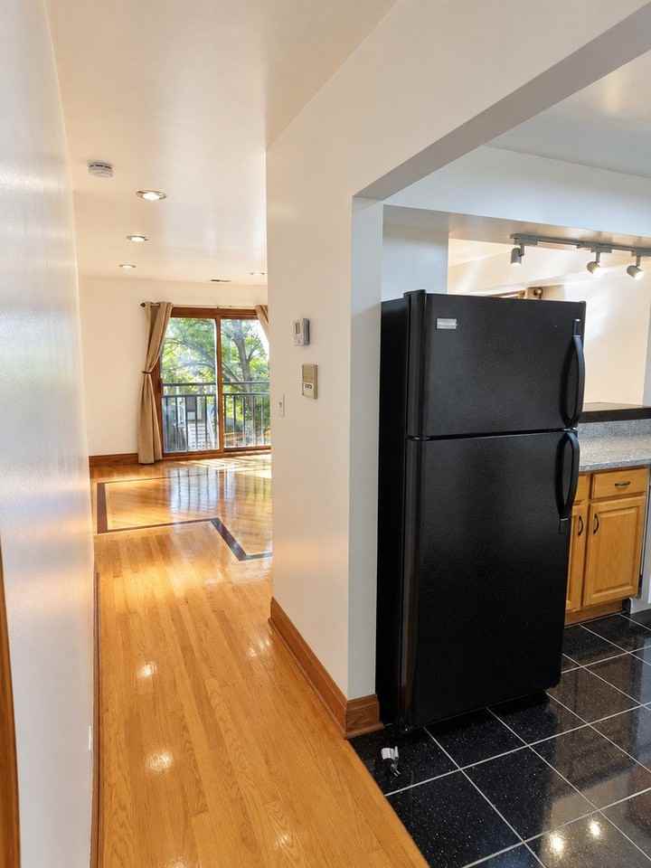 1942 W Melrose St #1 - Photo 4 of 10