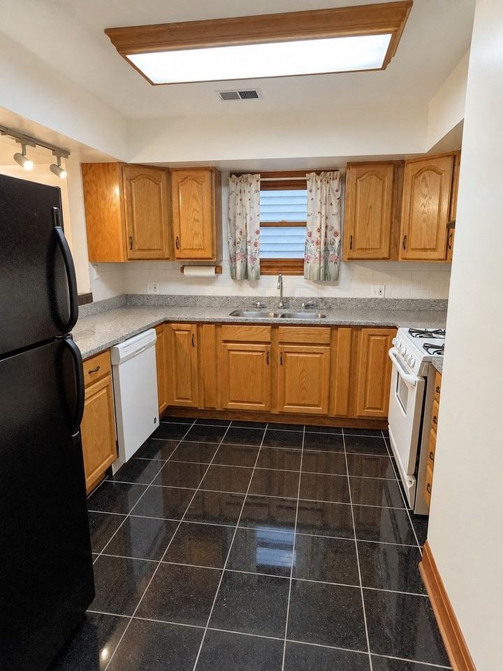 1942 W Melrose St #1 - Photo 5 of 10