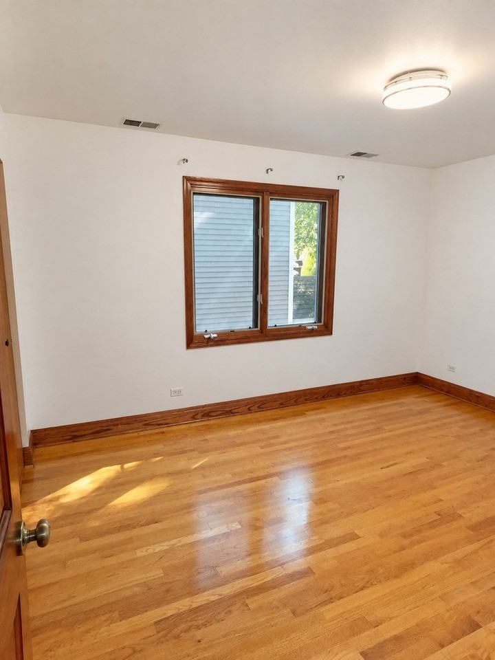 1942 W Melrose St #1 - Photo 6 of 10
