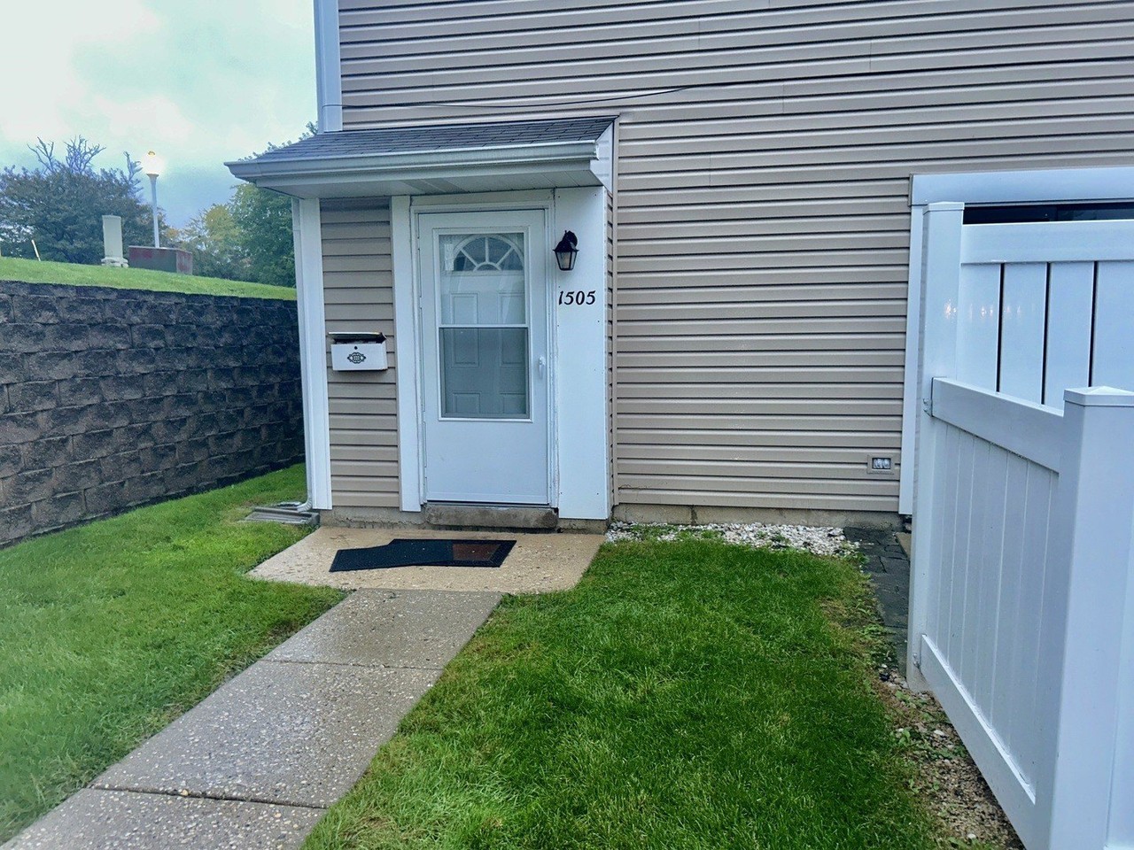1505 Cornell Ct #2E - Photo 3 of 6