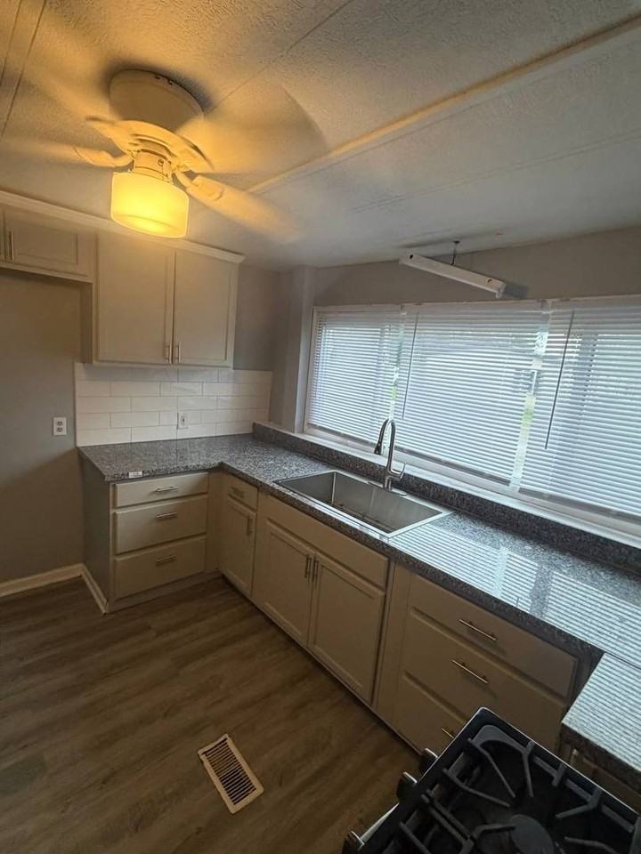 2247 Astor St - Photo 5 of 27