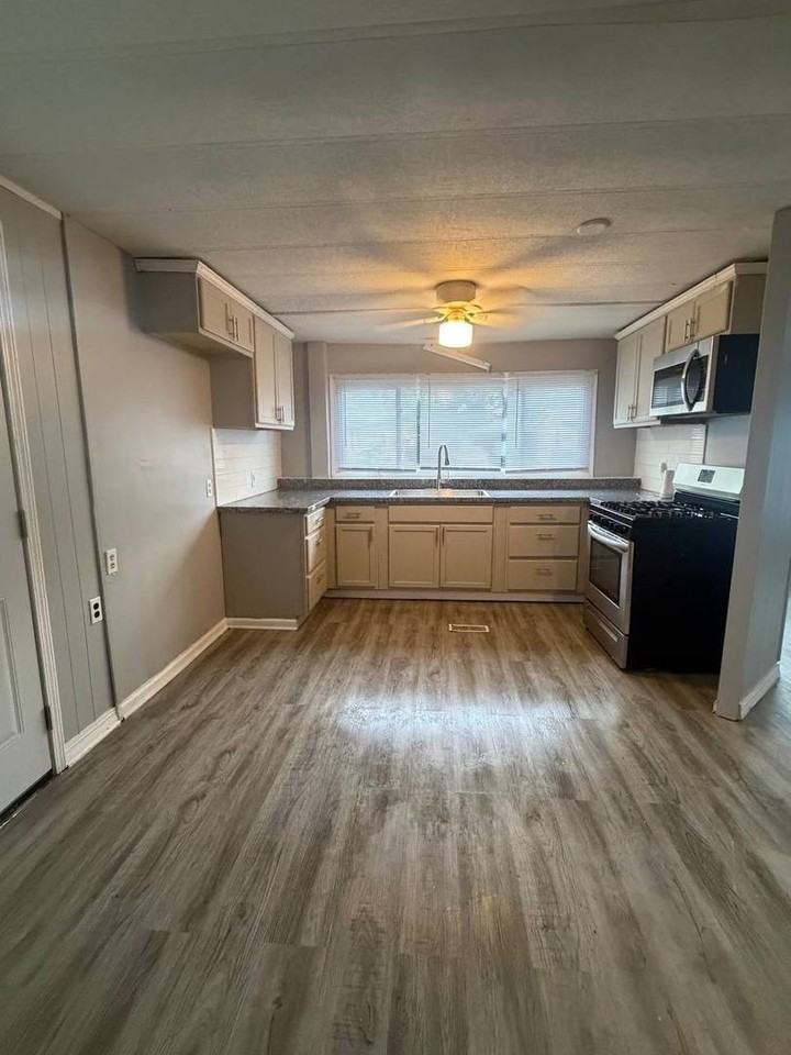 2247 Astor St - Photo 6 of 27