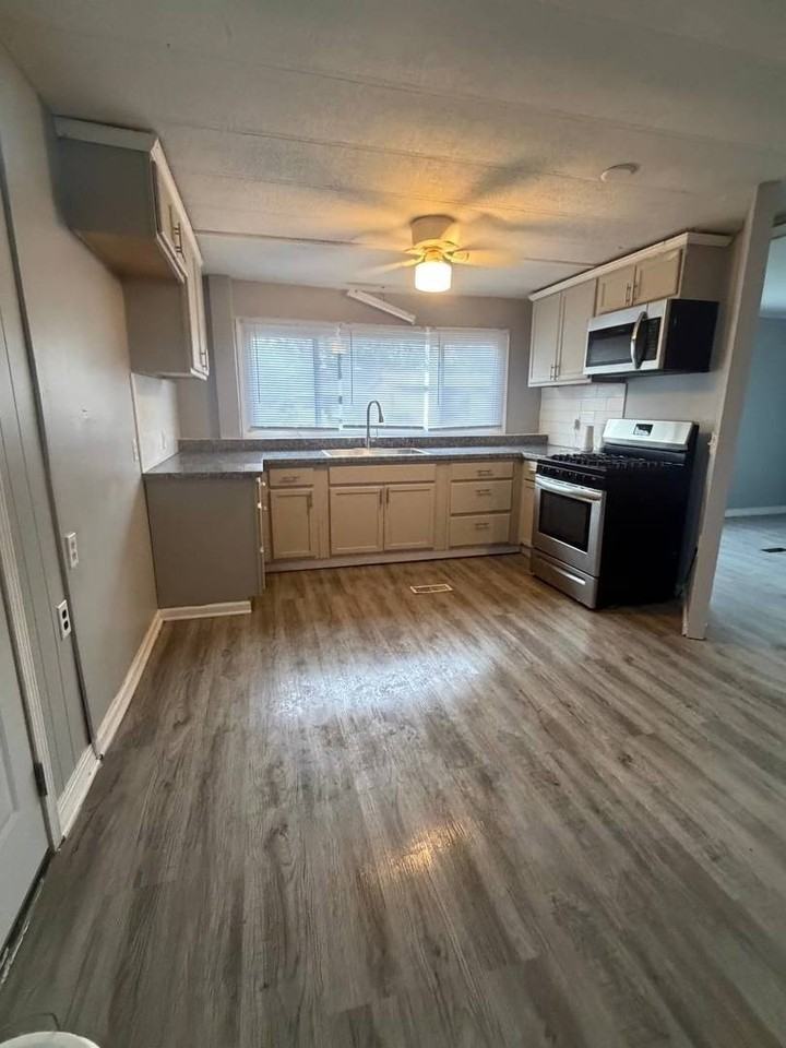 2247 Astor St - Photo 7 of 27