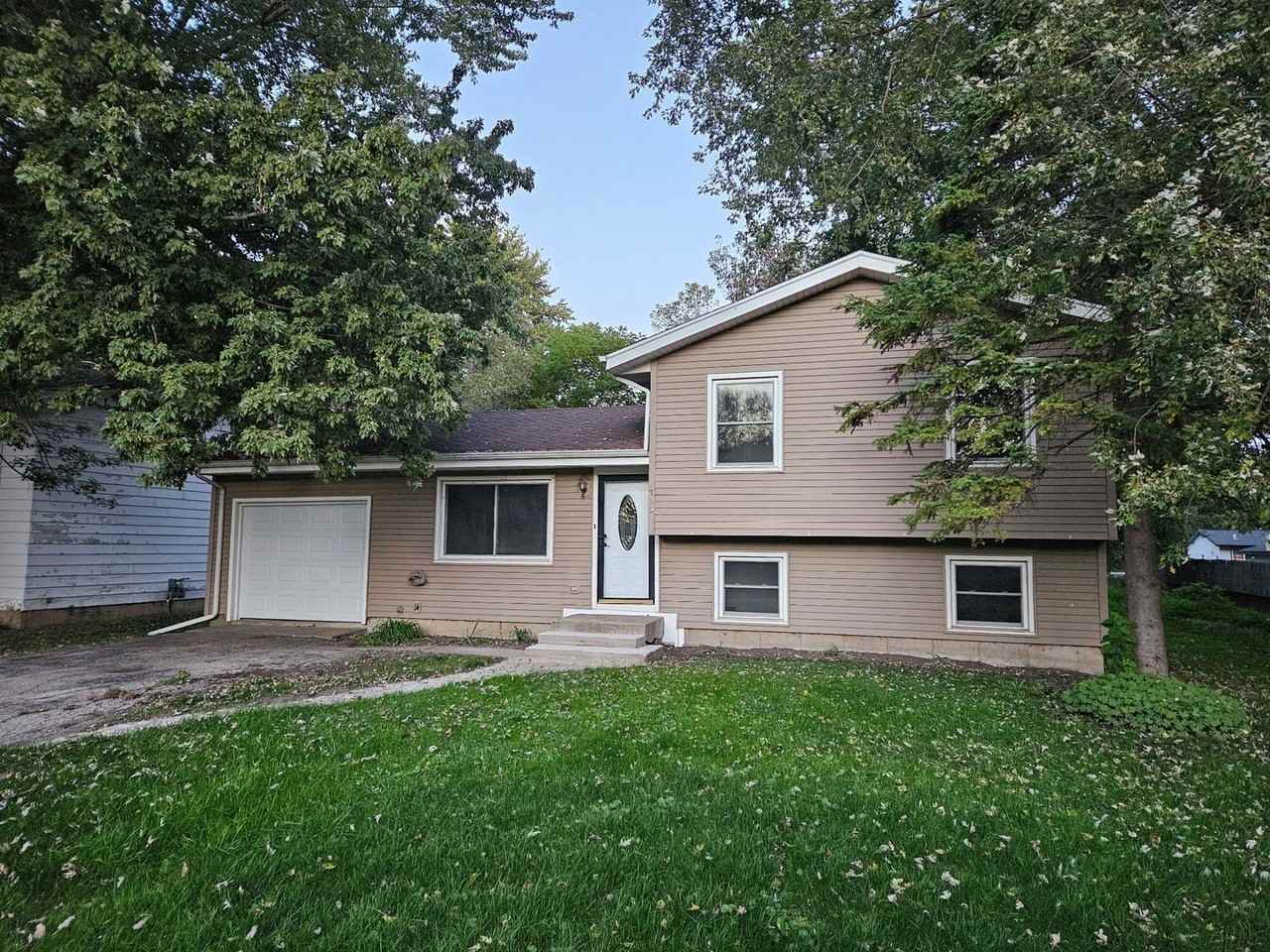 1716 Parklane Ave - Photo 2 of 18