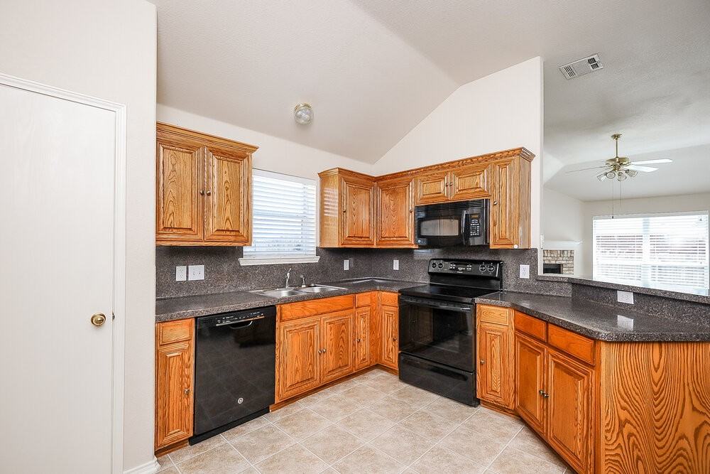 10776 Braemoor Dr - Photo 5 of 16