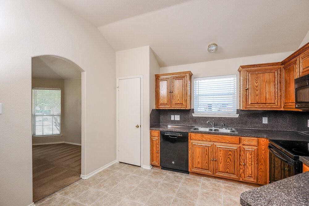 10776 Braemoor Dr - Photo 6 of 16