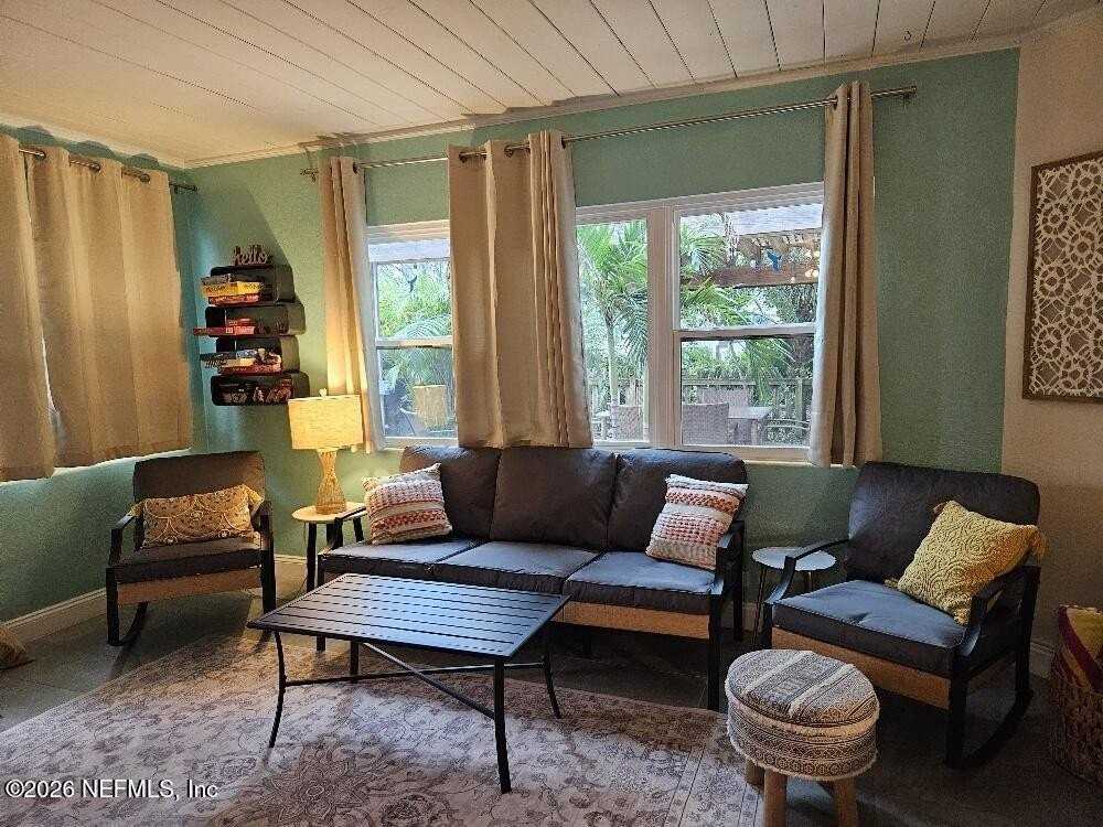 2302 Hyde Pkwy - Photo 4 of 10