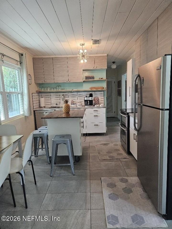 2302 Hyde Pkwy - Photo 7 of 10