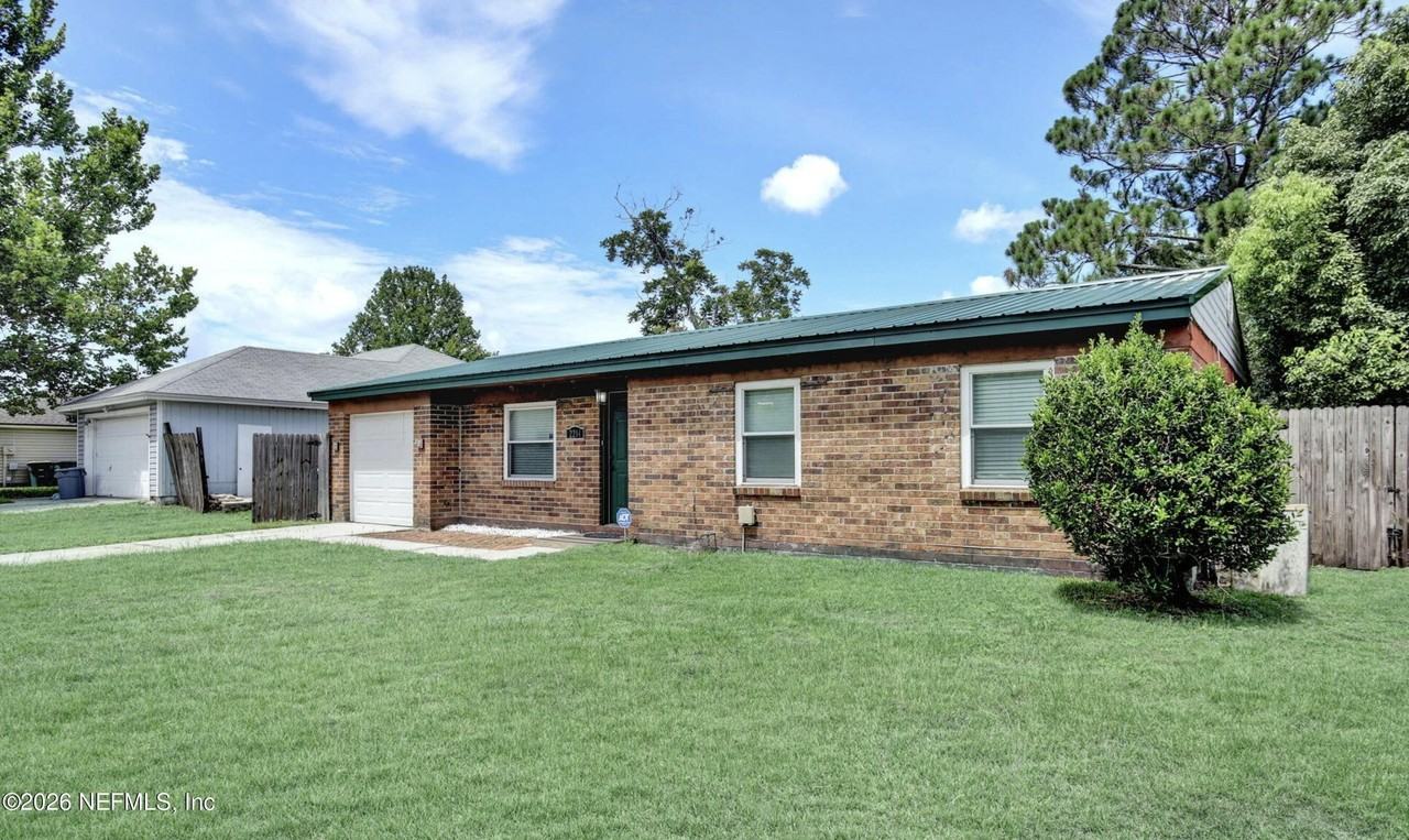 2214 Luana Dr E - Photo 3 of 17