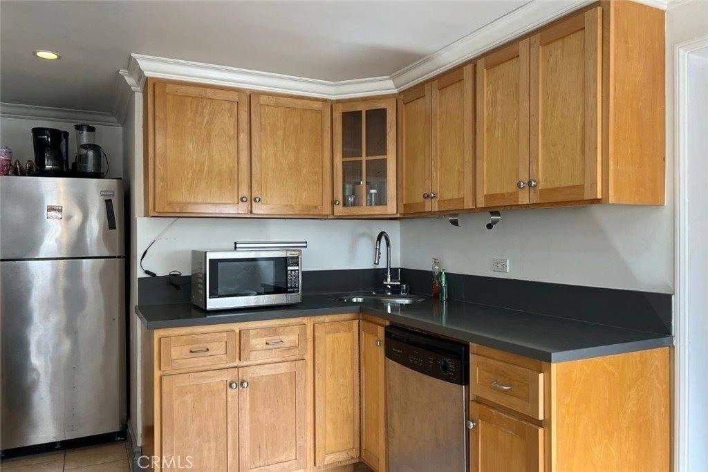 940 Hilldale Ave - Photo 4 of 20