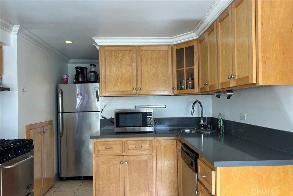 940 Hilldale Ave - Photo 5 of 20