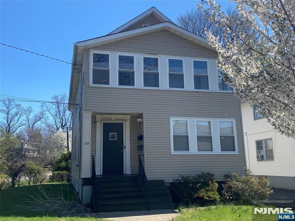 133 Willowdale Ave - Photo 3 of 21