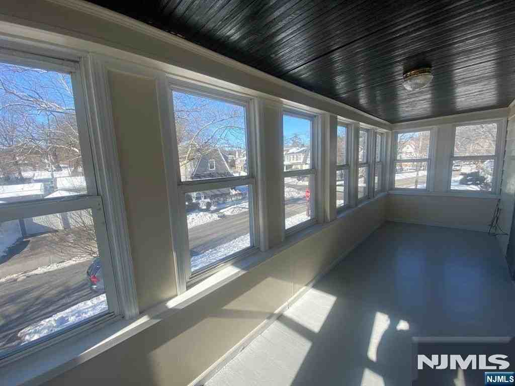 133 Willowdale Ave - Photo 5 of 21