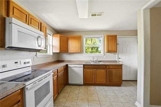 1438 Reynes St - Photo 6 of 15