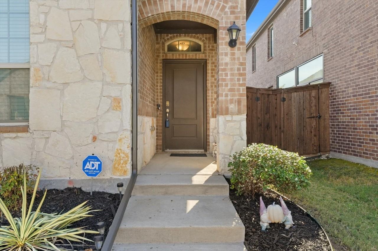 2169 Miramar Dr - Photo 2 of 18