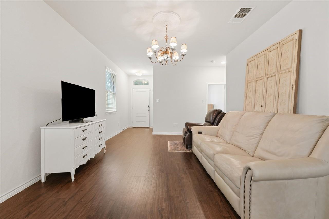 2169 Miramar Dr - Photo 4 of 18