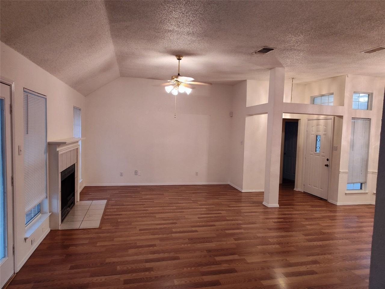 121 Canterbury St - Photo 4 of 25
