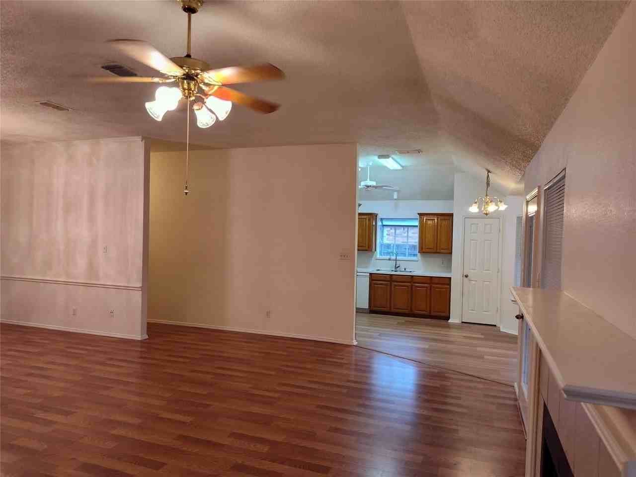 121 Canterbury St - Photo 7 of 25