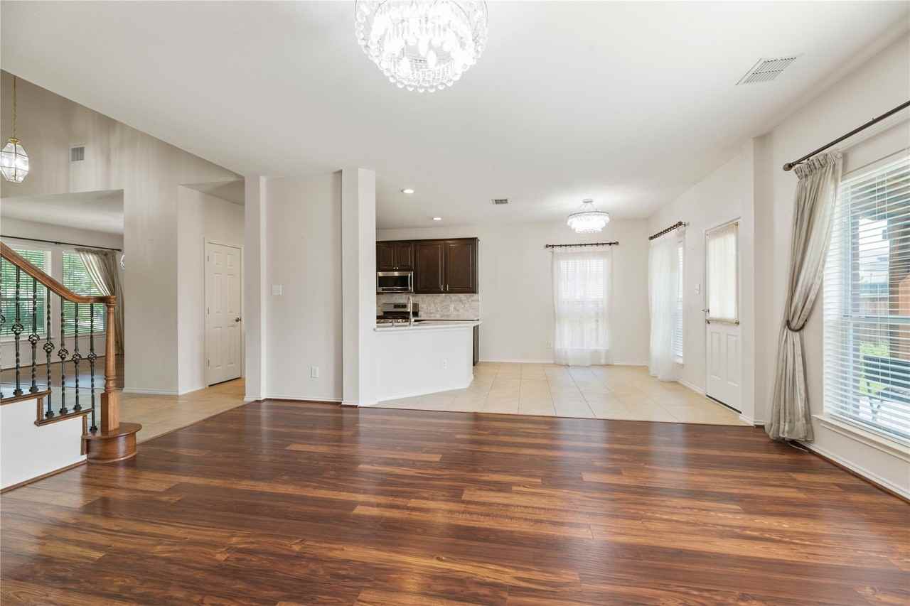 712 Twin Valley Dr - Photo 5 of 22