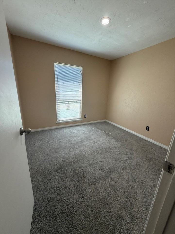 1109 Longhorn Dr - Photo 5 of 7