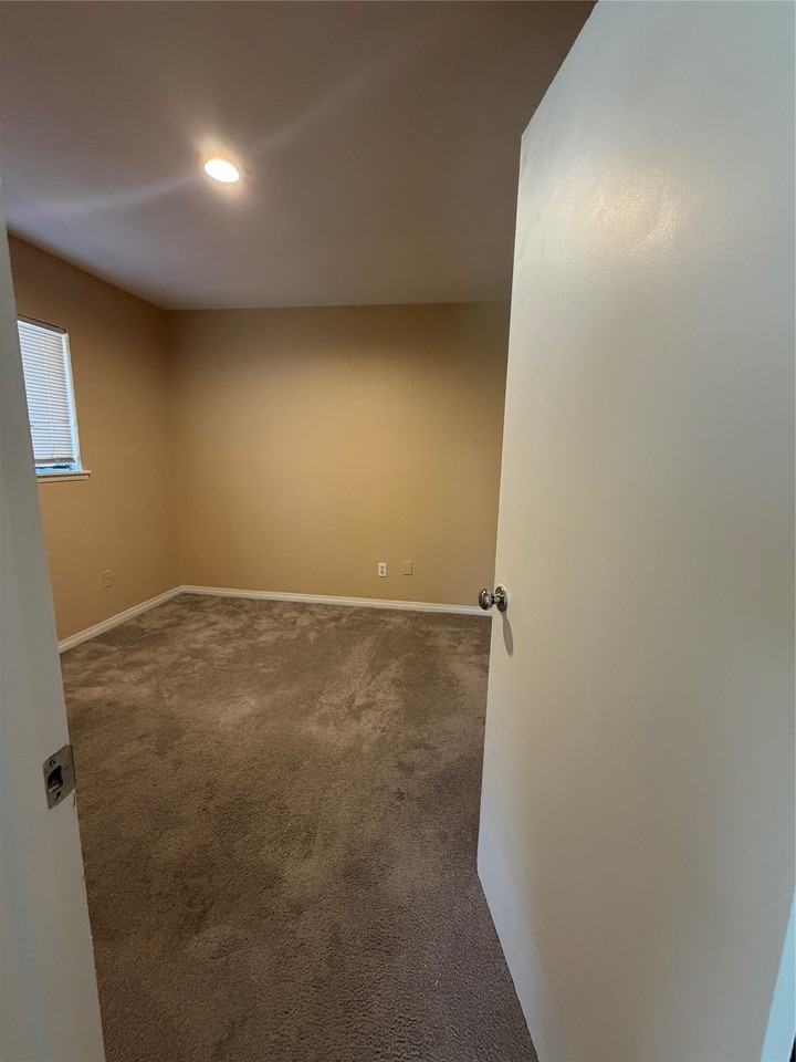 1109 Longhorn Dr - Photo 6 of 7